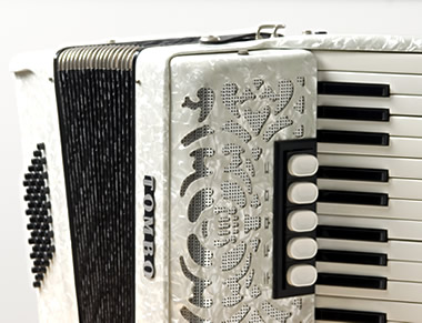 http://www.shimamura.co.jp/cms/media/101/20170616-tmp-accordion.jpg