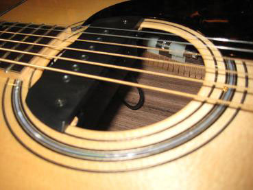 河原のギターはマグを外せるように中継できる配線にしています。