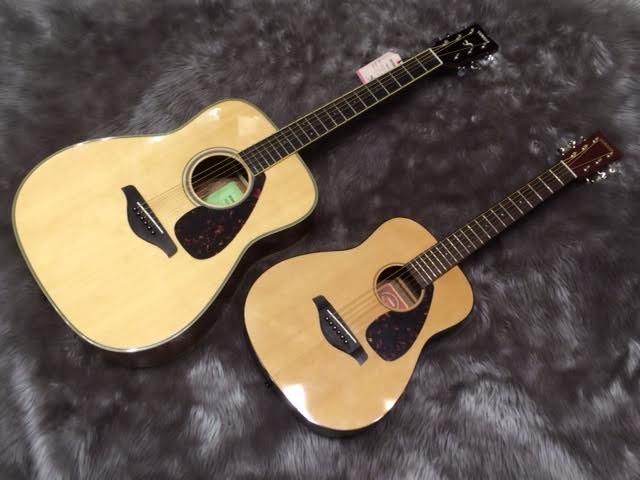 ギター大きさ比較、左が一般的なサイズのFG820、右がミニギターJR2です。