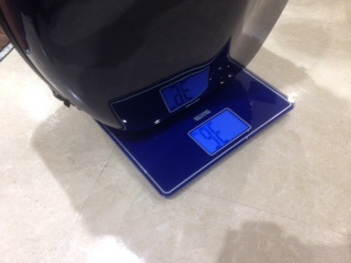 個体差のあるカーボンマックチェロケース　タニタの体重計で重さが測れます　みなとみらい店