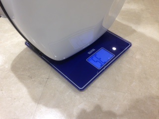 個体差のあるヒューメビアンカチェロケース　タニタの体重計で重さが測れます