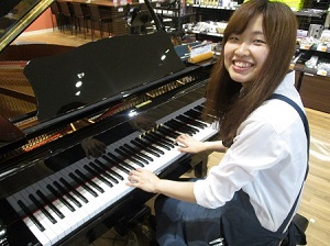 ピアノ担当スタッフ:田中麻佑子