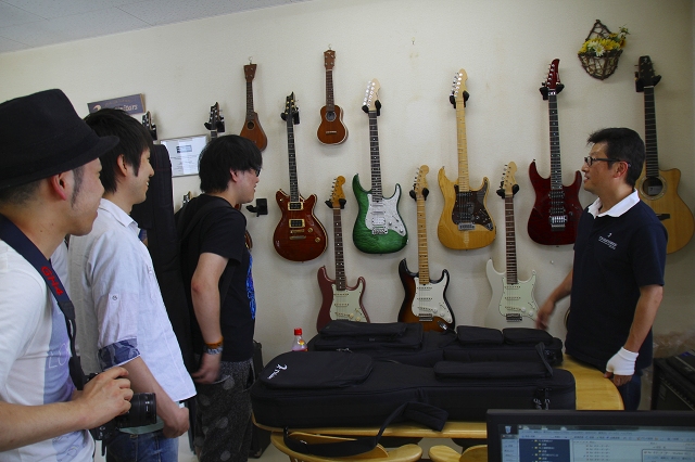 事務所に展示されているギターたち