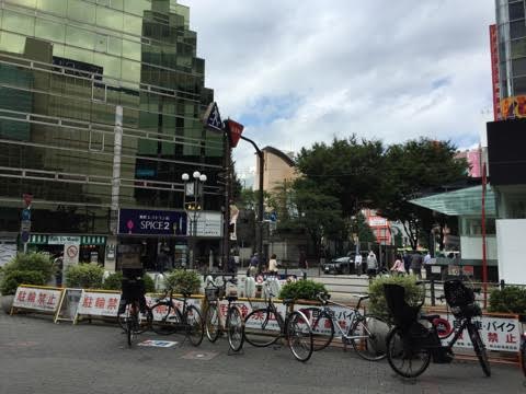 右斜め前が、西口公園です。