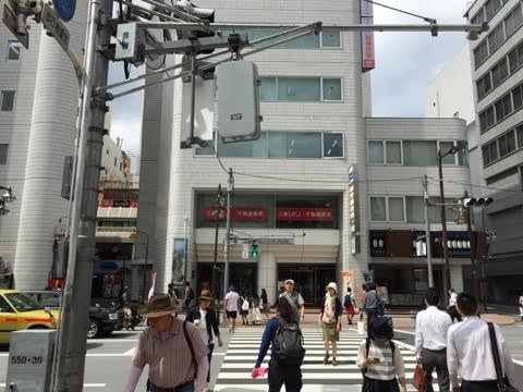 横断歩道正面のビル6階にございます。