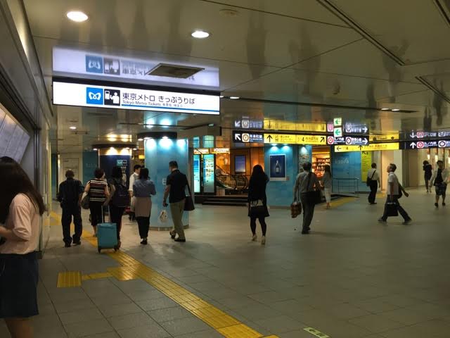東京メトロ有楽町線の切符売り場の脇です。