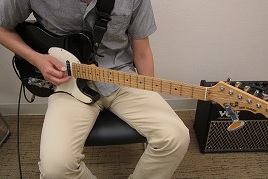 ギターの構え方1