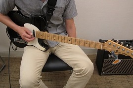 ギターの構え方2