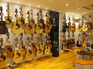 新しくなった町田店自慢のアコースティックギターコーナー