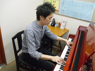 ピアノ講師　藤野誠也
