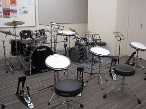 L1教室です。ドラムセットと練習パッドがあります。