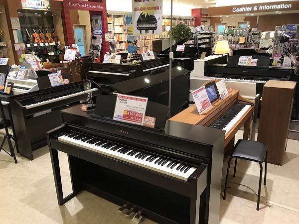 店内には各メーカーの電子ピアノを多数展示しております。
