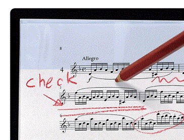 片手で楽譜を押さえながら書くと楽器は手放し！注意しましょう。