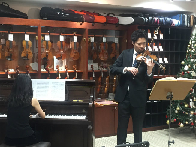 﨑谷直人　シマムラストリングス秋葉原　SHIMAMURA STRINGS akihabara