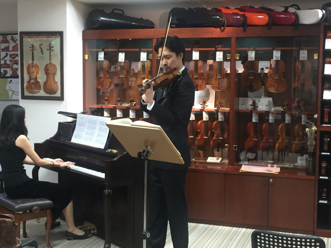 﨑谷直人　シマムラストリングス秋葉原　SHIMAMURA STRINGS akihabara