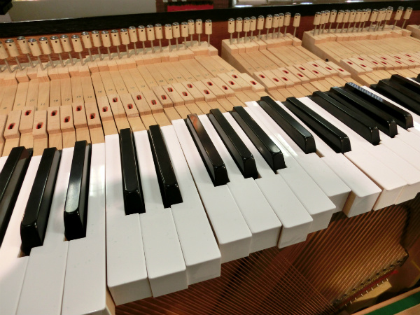 アップライトピアノ　鍵盤