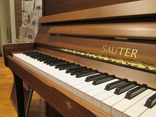 ザウター　新品ピアノ　UP114Premiere