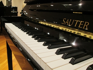 ザウター　新品ピアノ　UP122Premiere（R2アクション）