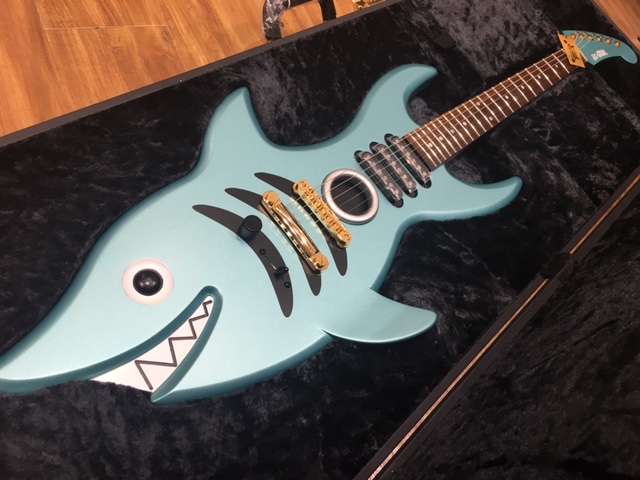 あのone Pieceのキャラクターブルックが使用しているギターを完全再現 バンダイ 島村楽器コラボshark Guitar期間限定で展示中 島村楽器 ららぽーと和泉店