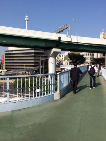 歩道橋渡り