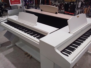 白ピアノ