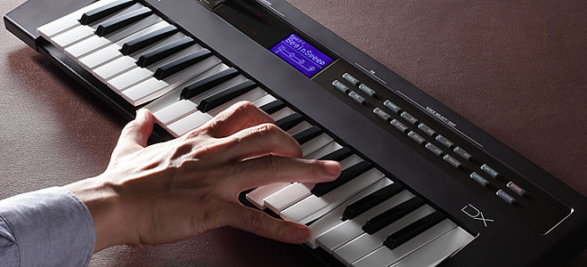 「弾いていて飽きない鍵盤」を目指し、新たに開発したコンパクト鍵盤