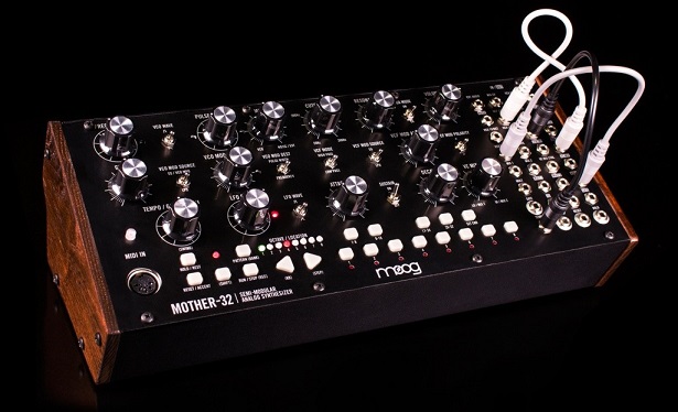 Moog初のセミモジュラー・シンセサイザーMohter-32が6/30に在庫