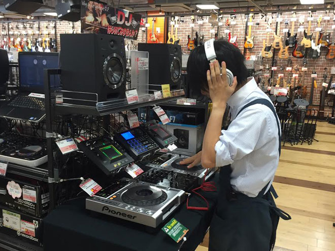 DJプレイ中のスタッフ椋平さん