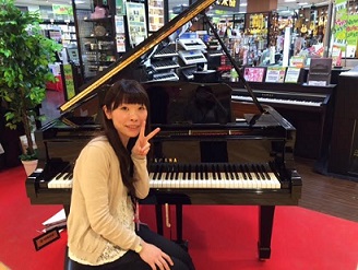 ピアノインストラクター谷
