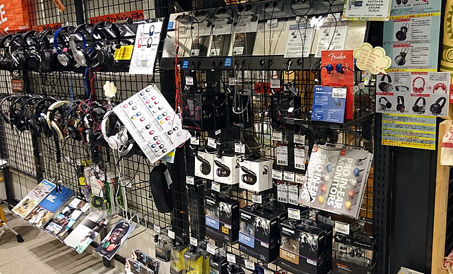 島村楽器イオンモール宮崎店では、各種ヘッドホン、イヤホンを多数取り揃えております。もちろんお試しもできます。