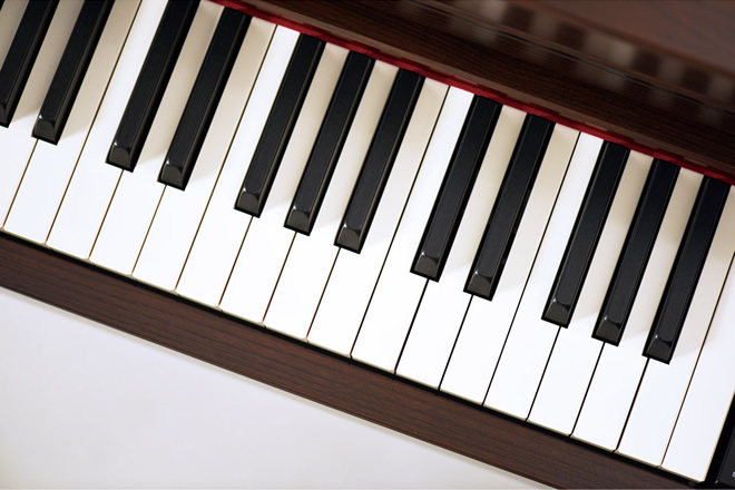 「SCLP-6450」に採用した「ナチュラルウッドエックス（NWX）鍵盤」は、白鍵に木材を使用しよりアコースティックピアノに近くなりました。