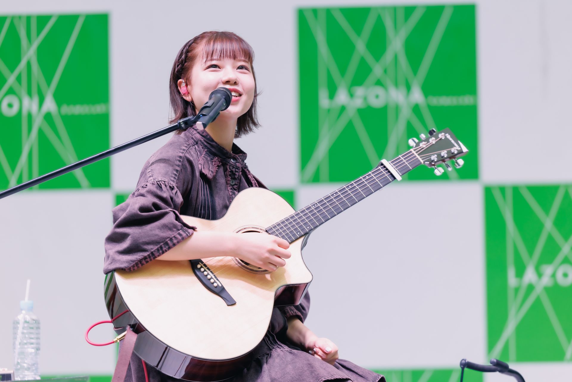 ★あむ★  発見しました！！ 新世代のポップアイコンasmiのアコースティックギターは「暖かいお布団