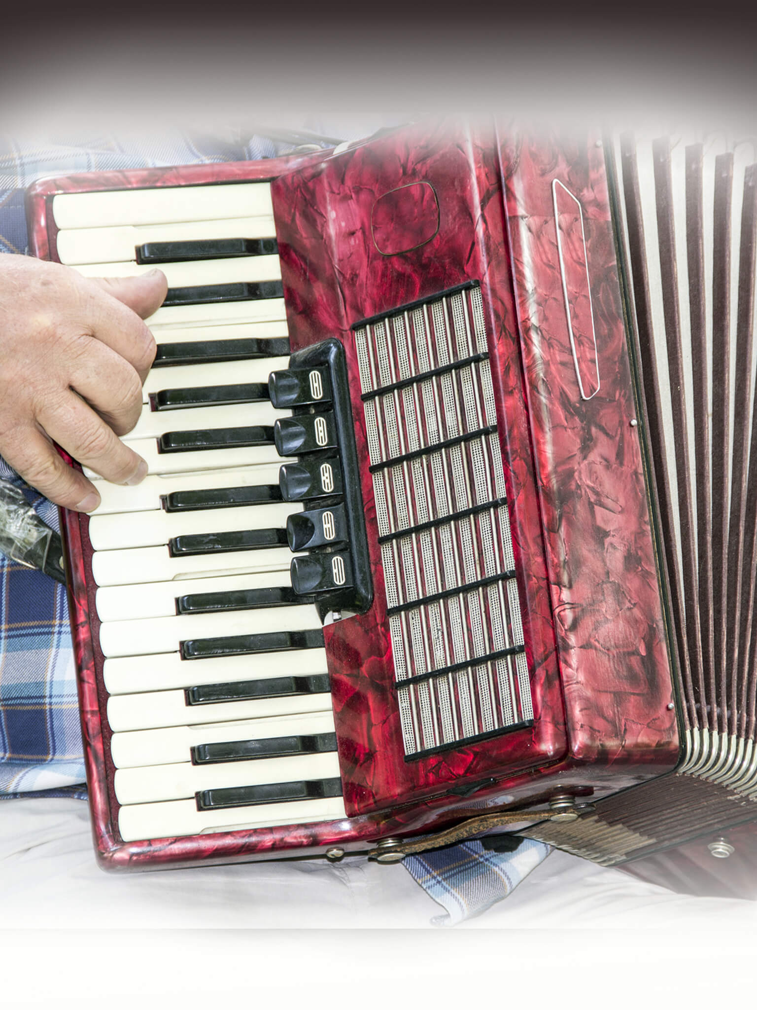 アコーディオン弾きの木彫りの置き物　一刀彫り　手作り品 アコーディオン弾きの木彫りの置き物一刀彫り手作り品