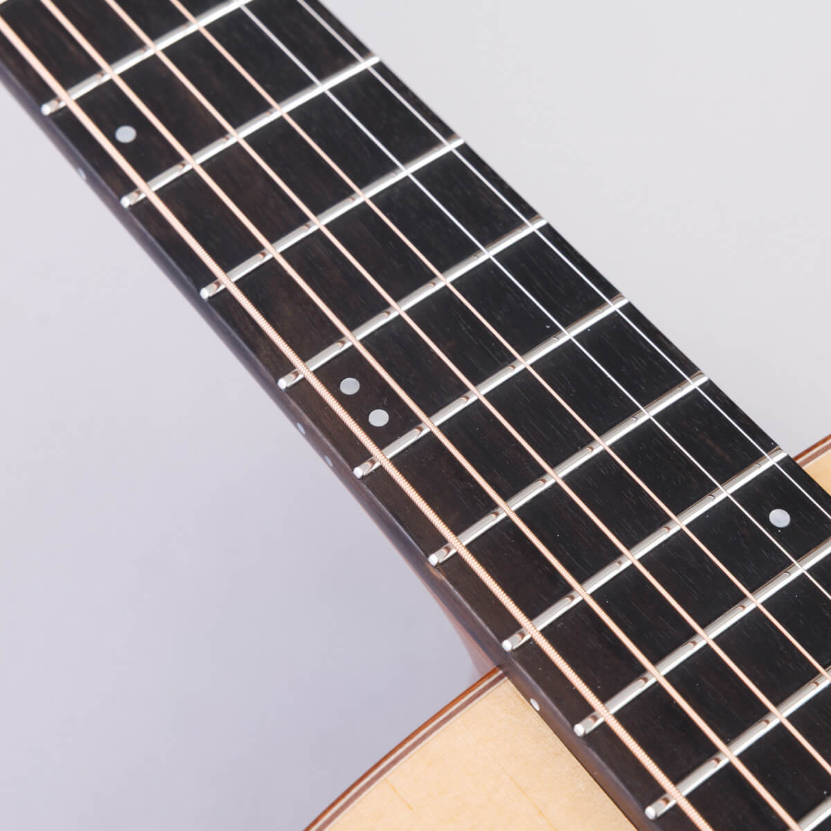 指板材＋高耐食性ニッケルシルバーフレット採用