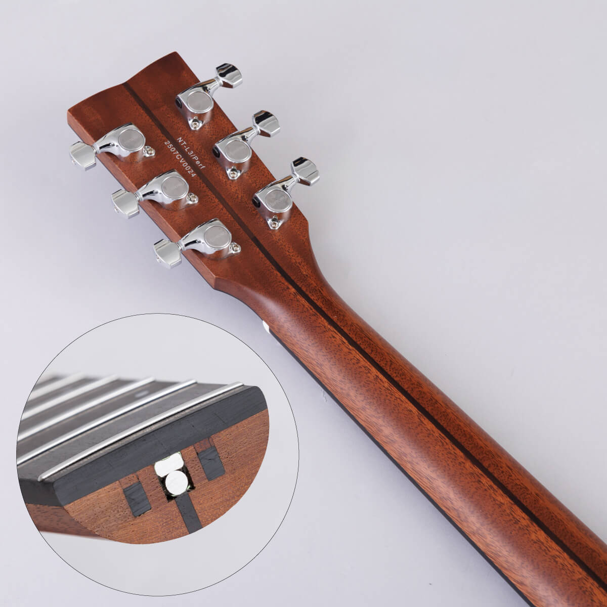 カーボンサポートバー内蔵＆マット仕上げのネックグリップ