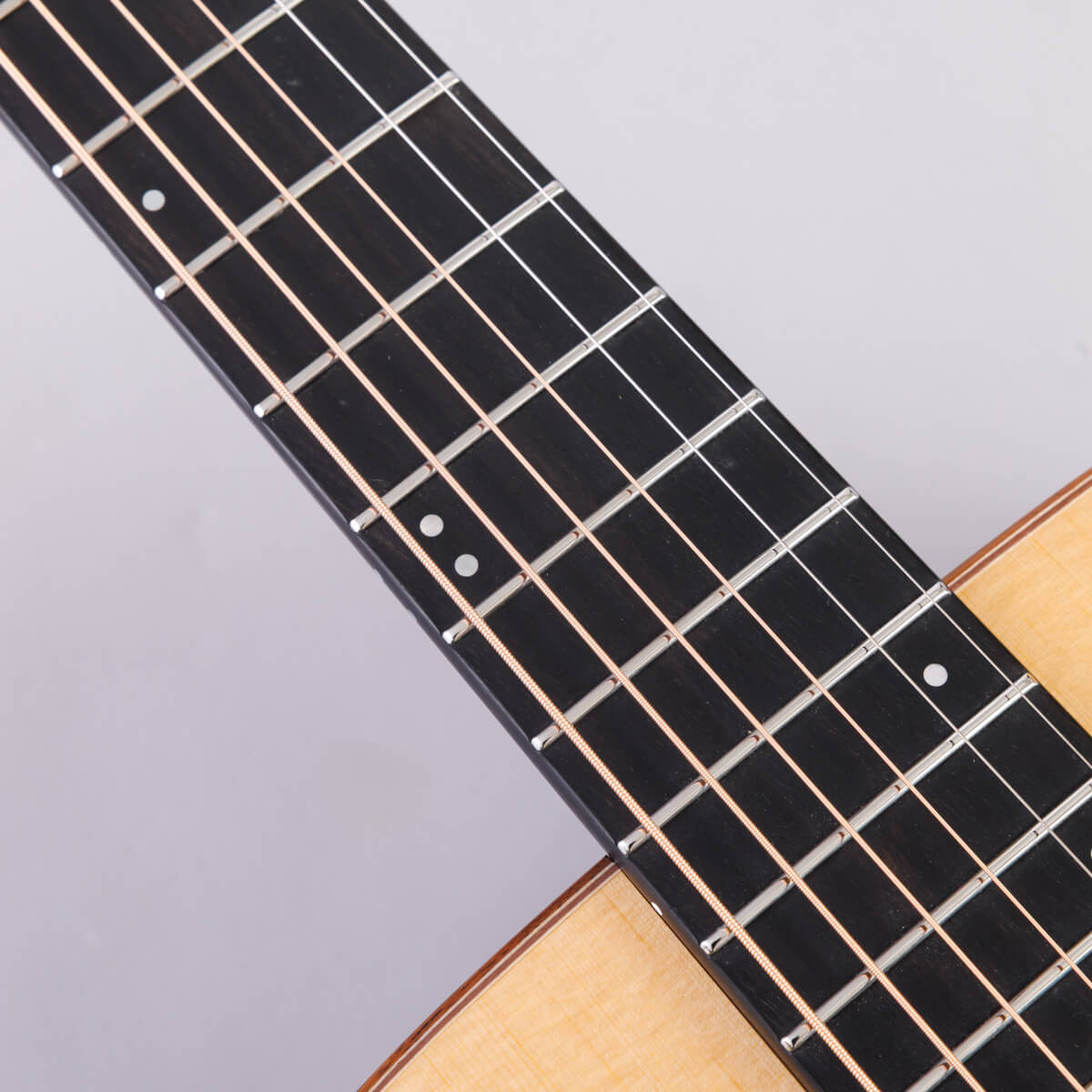 指板材＋高耐食性ニッケルシルバーフレット採用