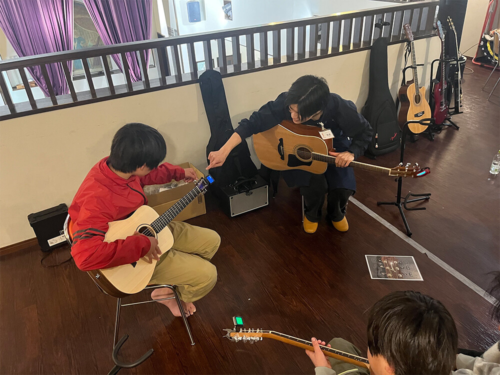 店舗スタッフによるアコースティックギターの演奏の様子