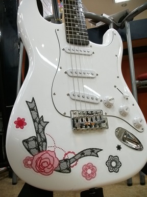 かわいいギターにメイクアップ 島村楽器 イオンモール成田店 シマブロ