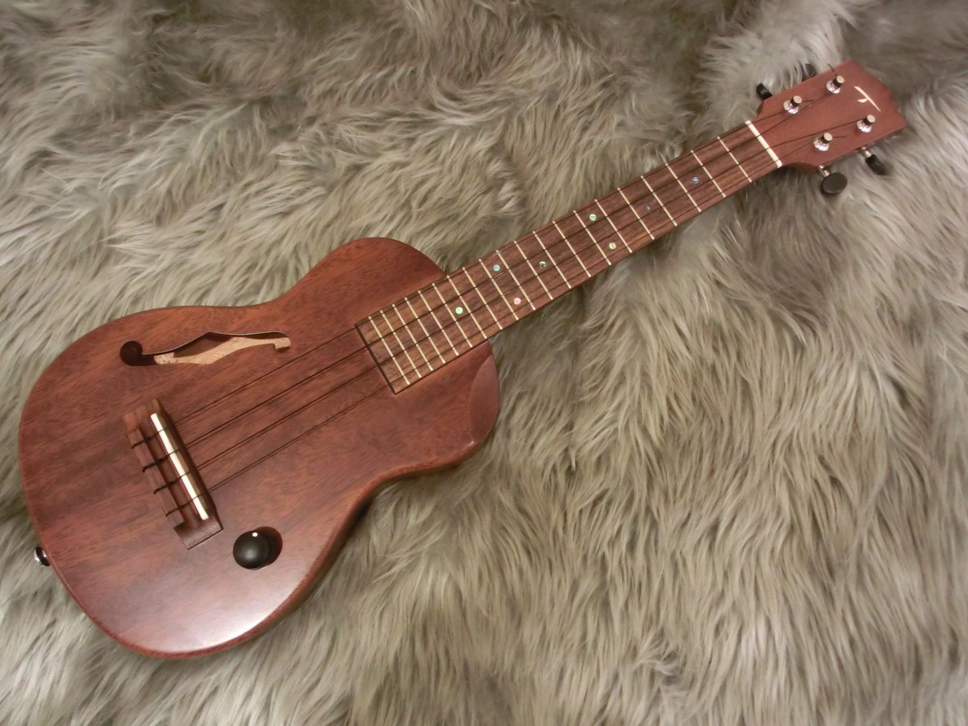 こんにちは！ウクレレ担当の渡辺です！ 今回はT`s Ukuleles(ティーズウクレレ)からエレキウクレレをご紹介します！ T`s Ukulelesは豊富なギター製作の経験と、選び抜かれた楽器用材のストックから作り出される純国産の高品質なハンドメイドウクレレです。 そんなT`s Ukulelesの人 […]