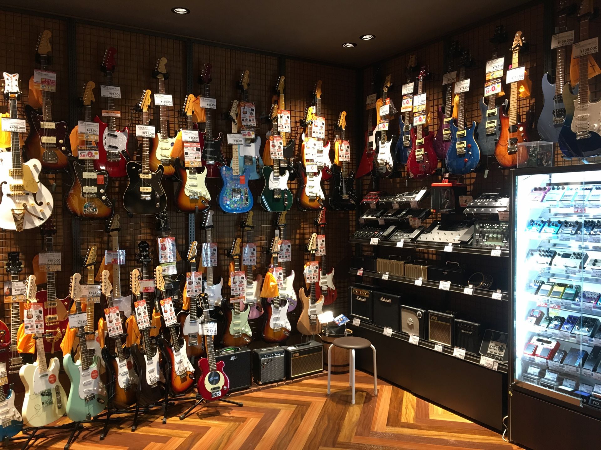 [https://www.shimamura.co.jp/shop/abeno/information/20180615/1655::title=] こんにちは！]]あべのand店　ギター担当の保坂です！ ただいま、あべのand店ではお買い得ギターを多数ご用意しております！]]長期展示品や旧モデルな […]