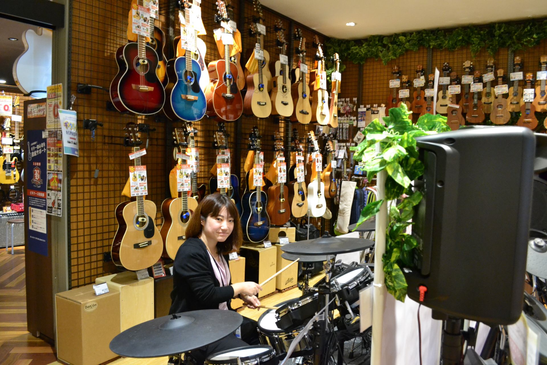 皆さんこんにちは！ あべのand店ドラム担当の野瀬です。 さてさて今回はタイトルの通り、ドラムをするにあたっての必要品であるスティックについてご紹介したいと思います。 まずはあべの店のスティック売り場をご紹介したいと思います。 **スティックの各部名称 チップが先端、ショルダーはチップから斜めに太く […]