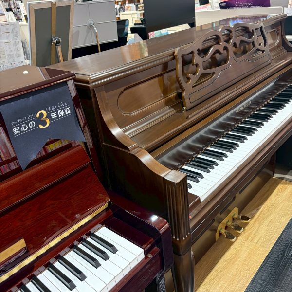 アップライトピアノの展示もございます。