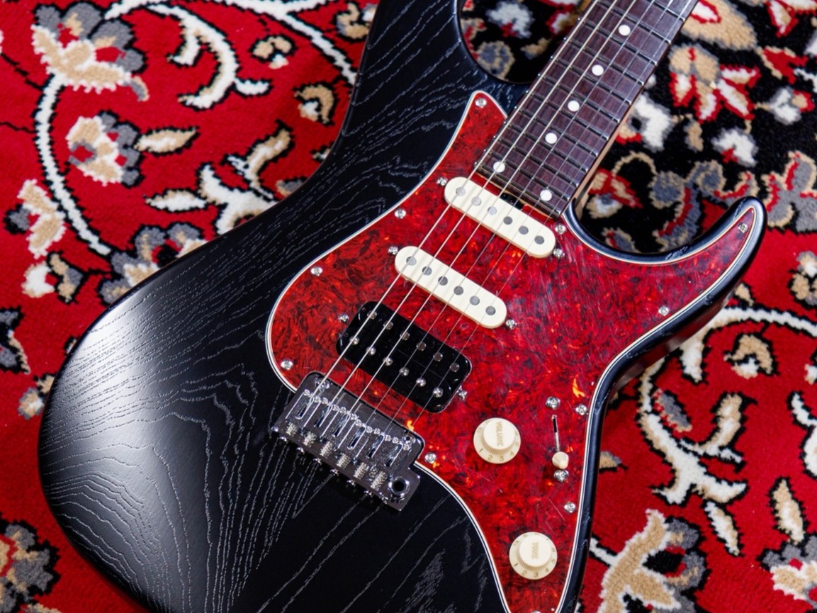 Red House Guitarsとは Red House Guitars は長野県塩尻に拠点を置くギター工房です。創業30年以上の熟練された技術で質の高いギター＆ベースの製作やカスタマイズ・リペアを手掛けているメーカーです。 Red House Seeker S/SSH 24F BLK  […]