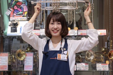 スタッフ写真 管楽器・アコースティックギター担当 中原