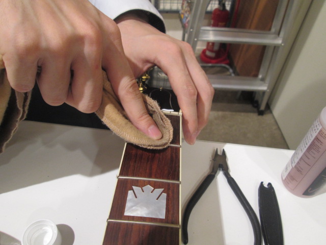 日頃から指板のお手入れはしていますでしょうか？主に弦交換の時期にやりますが今日はお店のギターのお手入れの一部でもある指板オイルの塗布をやってまいります。 使うのはこちらになります。 |*メーカー|*型名|*通常価格| |History|HPO2|[!￥1,296（税込）!]| このオイルは指板に潤い […]