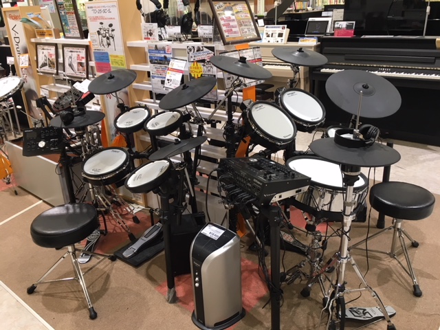 ドラムを始めてみたい、だけど電子ドラムって難しそう、値段も高そうだしなかなか始められない…なんていう方必見！！電子ドラムのお買い得品をご紹介します！]]是非この機会に初めてみませんか？？ *展示品1台限りの特価品ご紹介！！ **ROLAND『TD-50SC-S』 Roland V-Drumsフラグシ […]