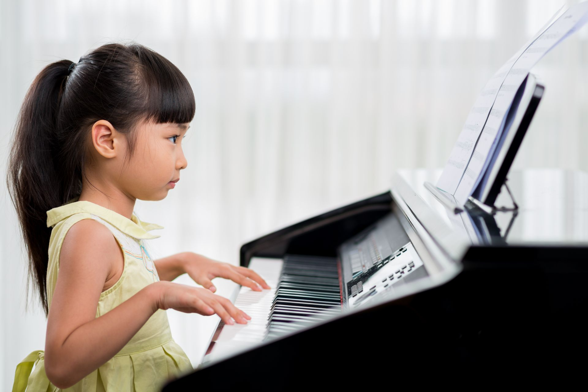 【ピアノの選び方】お子様のレッスンが続くピアノの選び方