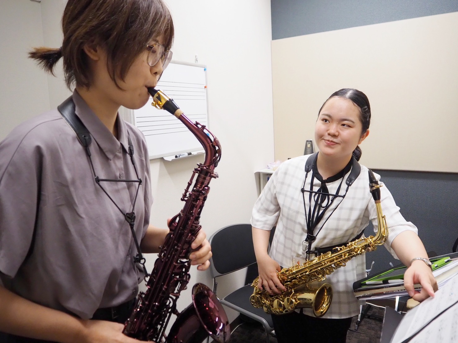 まだまだ暑い日が続きますがいかがお過ごしでしょうか。夏のレジャーも終わり、秋に新しい趣味を探している方も多くいらっしゃるのではないでしょうか。そこでお仕事で忙しい方がこの秋サックスを始めるメリットを3つ紹介したいと思います！ CONTENTS1.腹式呼吸によるリラックス効果2.集中力の向上3.新たな […]