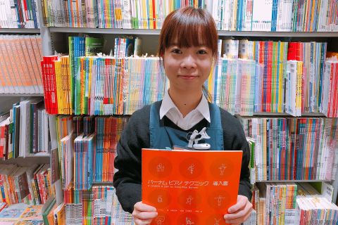 スタッフ写真 アコースティックギター/ウクレレ/教育楽器/楽譜 島田 あい