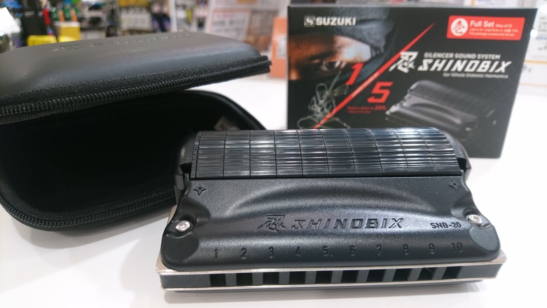 *サイレンサー付き10ホールハーモニカが登場！ 【SUZUKI】の新製品【忍SINOBIX】が当店にも入荷しました！ 店頭では実際にお試しいただけます。 ぜひお気軽にご来店ください！ |*ブランド|*型名|*定価(税込)|*販売価格(税込)| |SUZUKI|SNB-20|￥8,640|[!￥8,6 […]